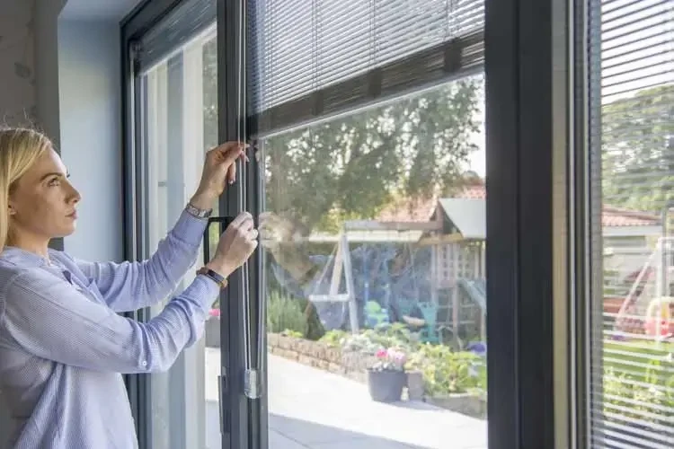 Venetian integral blind