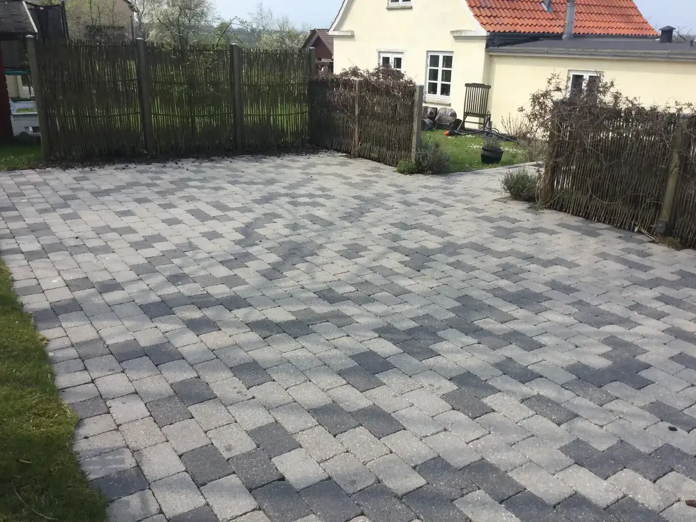 Paving sealed with an impregnator